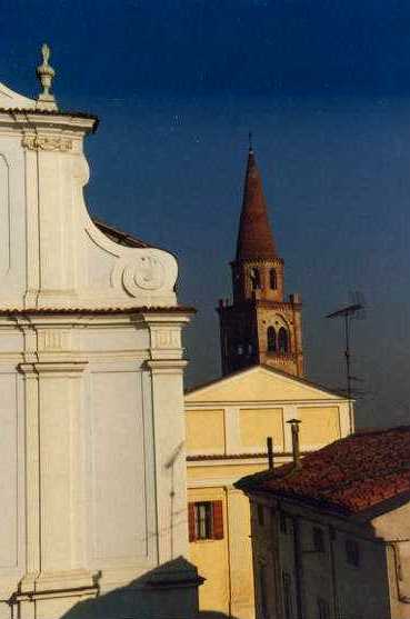 Parrocchiale e campanile + +.jpg (19700 byte)